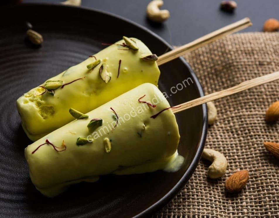 kulfi-manga Deliciosa kulfi de manga servida em copinhos tradicionais, mostrando sua textura cremosa e cor dourada