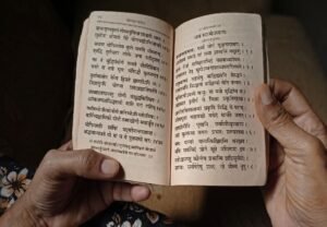 Livro sagrado antigo escrito em sânscrito