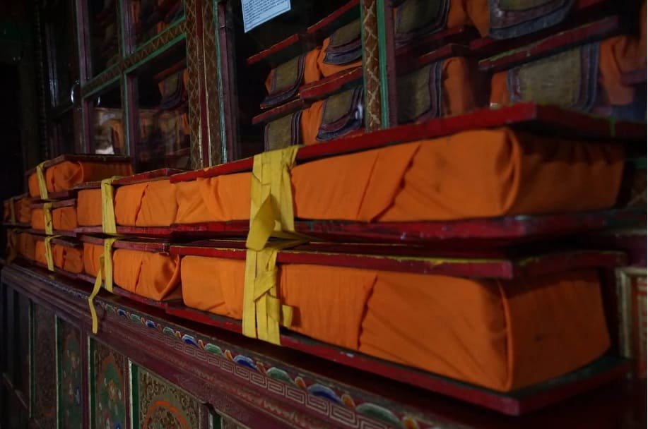 livros-sagrados-sanskrit-templo Antigos livros sagrados em sânscrito cuidadosamente preservados em um templo, representando a tradição e sabedoria espiritual da Índia.