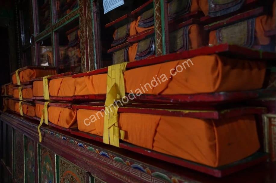 livros-sagrados-sanskrit-templo Antigos livros sagrados em sânscrito cuidadosamente preservados em um templo, representando a tradição e sabedoria espiritual da Índia.