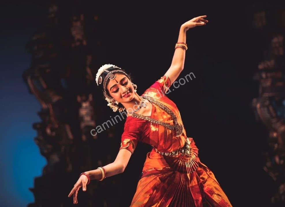 mulher-dancando-bharatanatyam-no-templo-durante-pongal Festival Pongal em Tamil Nadu