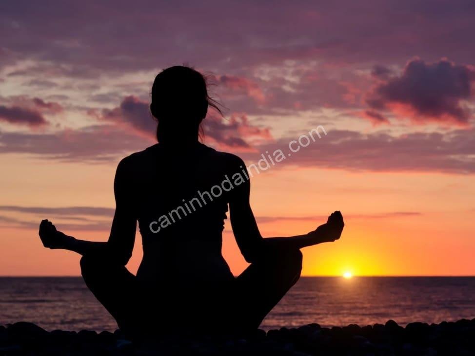 mulher-meditando-natureza-paz-interior Na meditação e no ioga, śūnya é entendido como um princípio filosófico ligado ao silêncio interior e à potencialidade da consciência