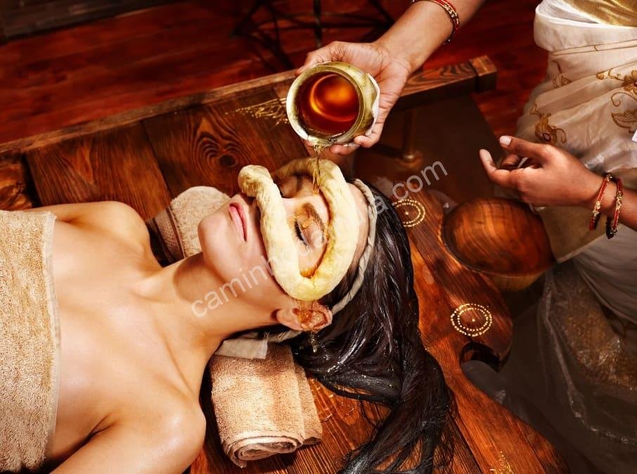 mulher-recebendo-tratamento-ayurvedico Mulher aproveitando um tratamento ayurvédico, promovendo relaxamento, equilíbrio corporal e bem-estar natural