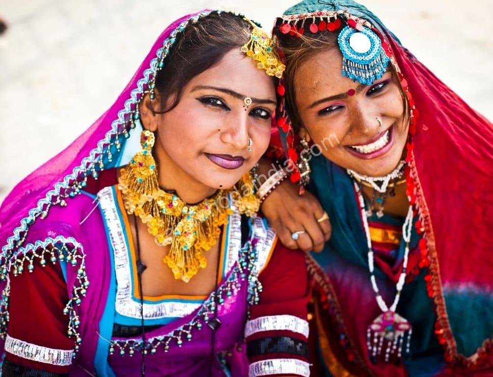 mulheres-rajasthani-em-trajes-tradicionais Mulheres de Rajasthan em trajes tradicionais, representando a beleza e o esplendor cultural do deserto indiano