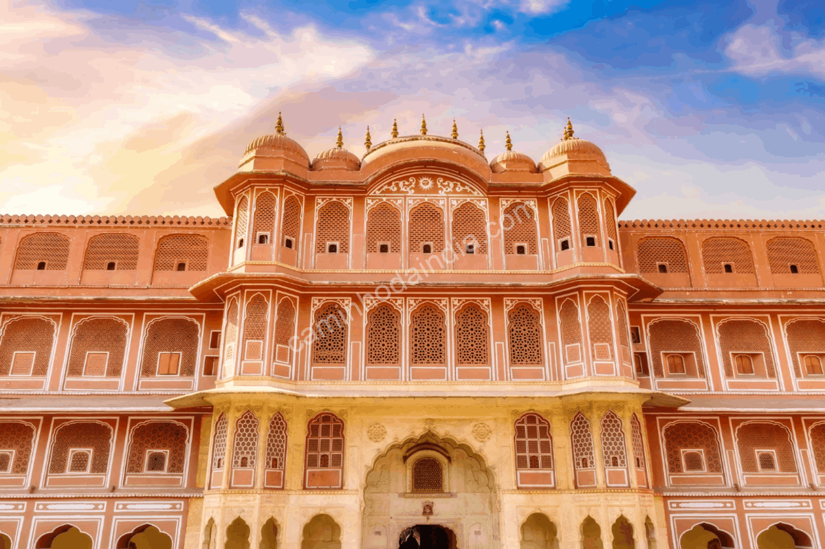 Um belo palácio em Rajasthan durante a primavera, cercado por jardins floridos