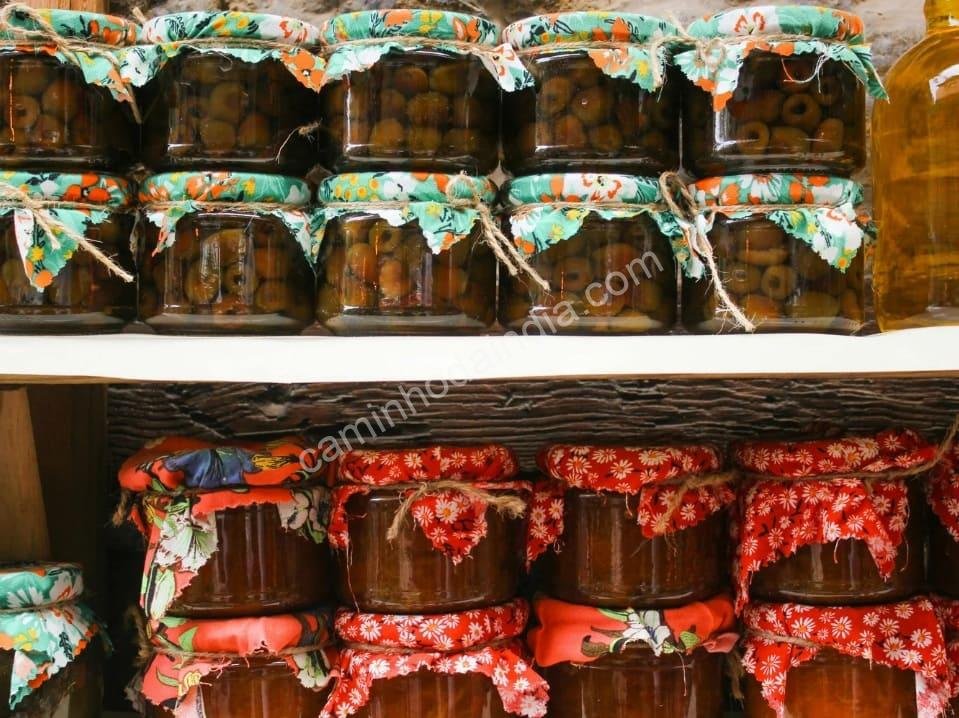 Potes de conserva de manga organizados em prateleiras de uma loja tradicional indiana