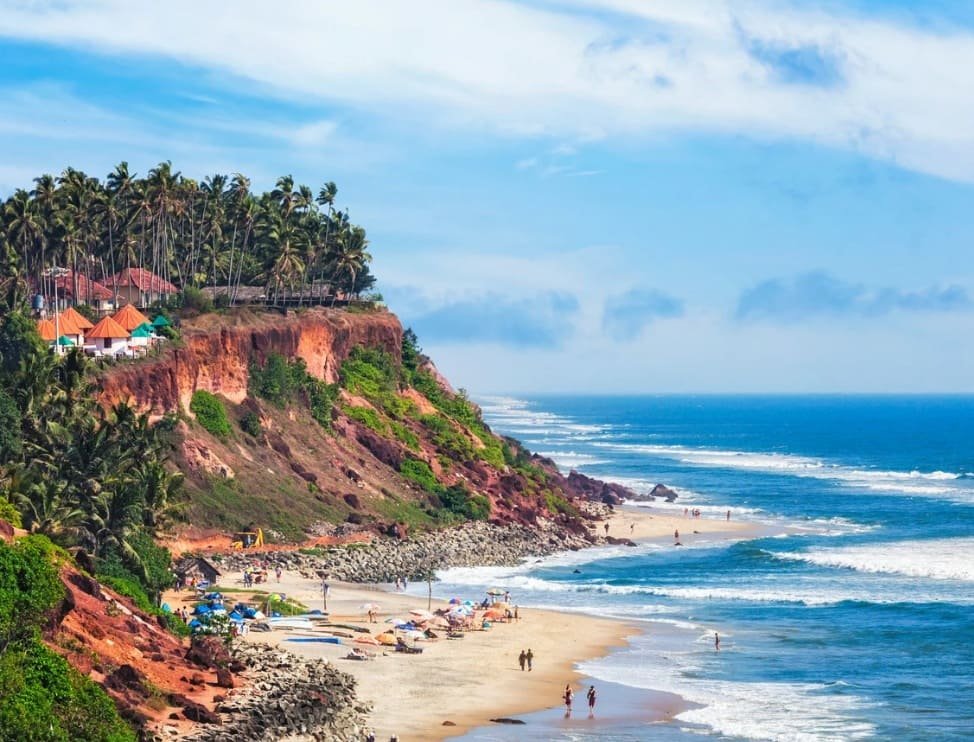 Praia deslumbrante em Goa durante a primavera, com areia dourada, mar azul e céu claro
