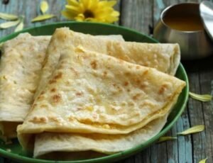 Puran Poli caseira feita com lentilhas e jaggery, servida quente com ghee
