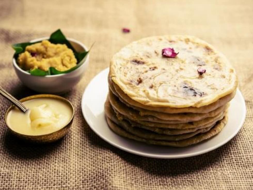 Puran Poli empilhado e preparado para as celebrações festivas, simbolizando abundância e sabor tradicional da Índia