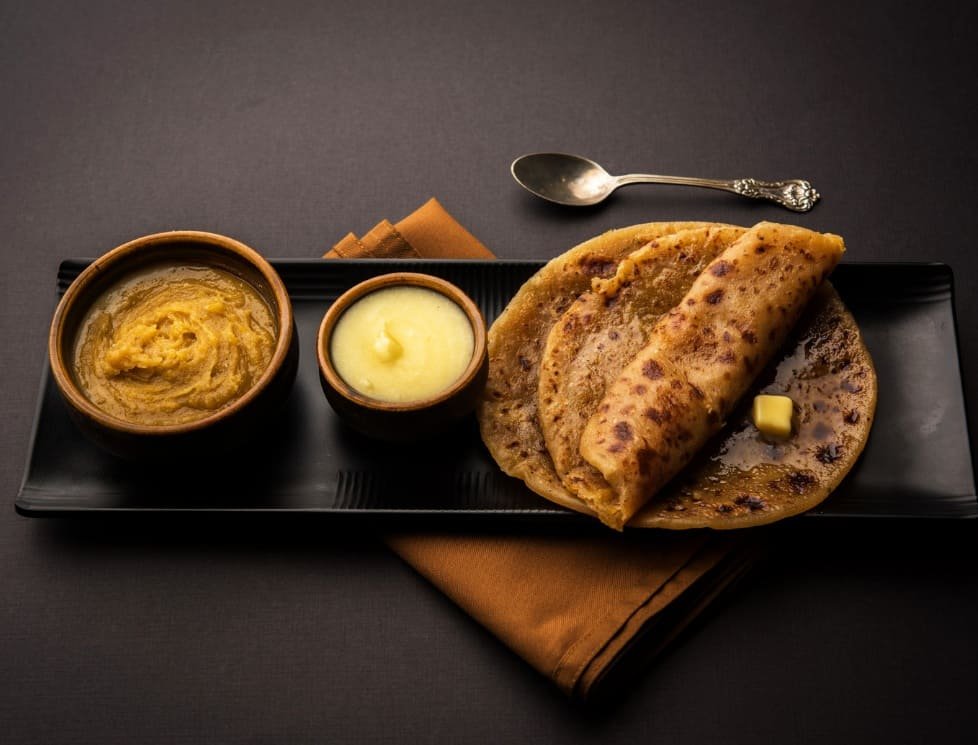 Puran Poli grossa servida em restaurante indiano, acompanhada de ghee
