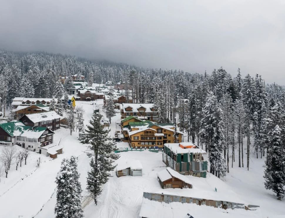 Região coberta de neve em Kashmir, Índia, com montanhas e árvores brancas no inverno