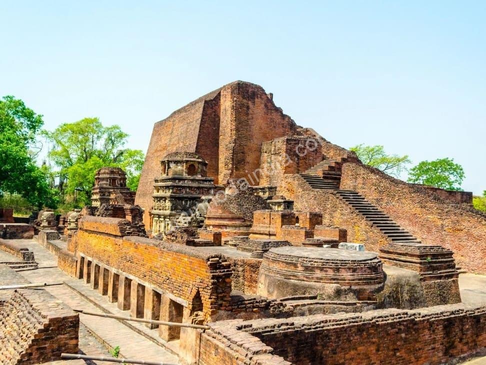 Ruínas da antiga Universidade de Nalanda, na Índia, com arquitetura em tijolos vermelhos