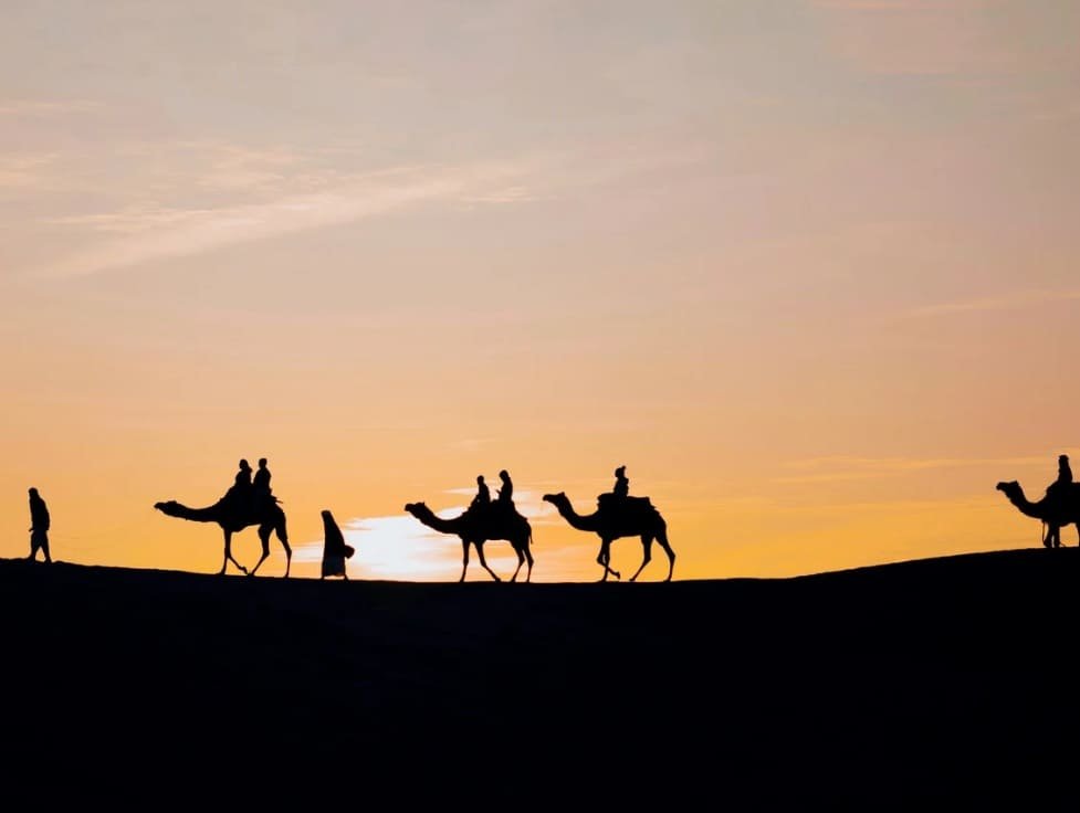 Tarde de verão em Rajasthan, Índia, com céu dourado, dunas de areia