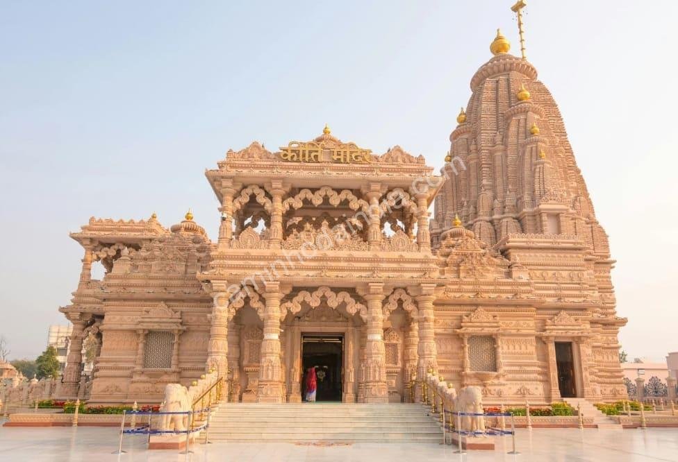 templo-lindo-na-india Templo indiano majestoso com arquitetura detalhada e ambiente sereno