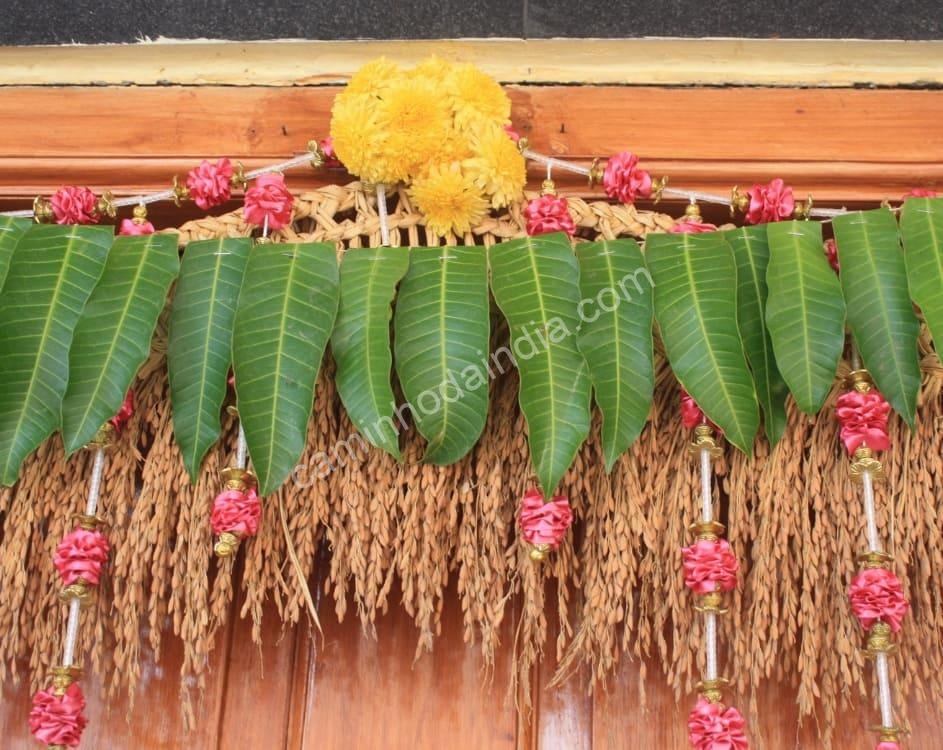 Toran decorativo pendurado sobre a porta simbolizando prosperidade e boas-vindas durante as celebrações de Gudi Padwa