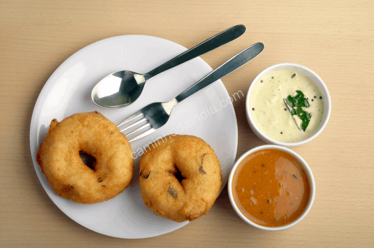 vada-com-chutney-e-sambar-cozinha-sul-india Vada crocante acompanhado de chutney e sambar, combinação clássica da culinária do sul da Índia