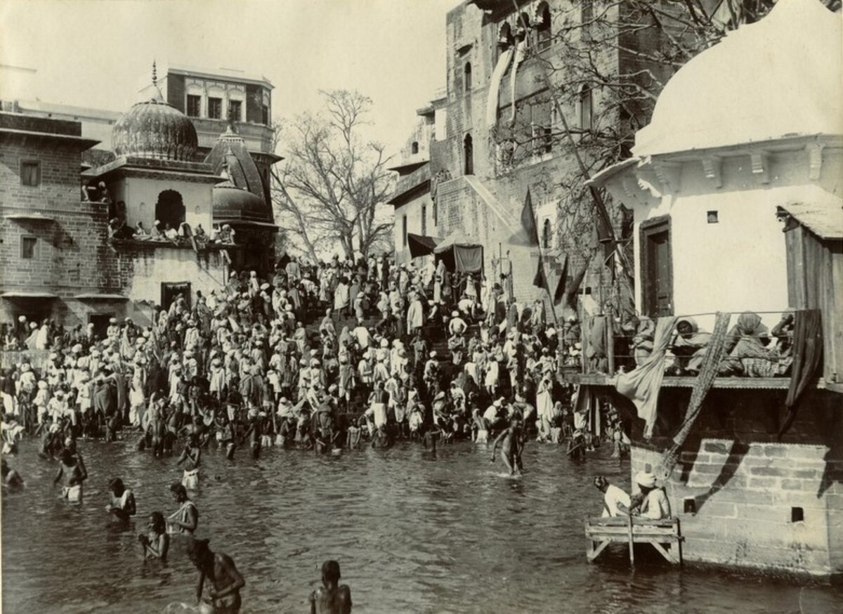 Fotografia de 1880 mostrando peregrinos realizando banho ritual no rio Ganga em Haridwar