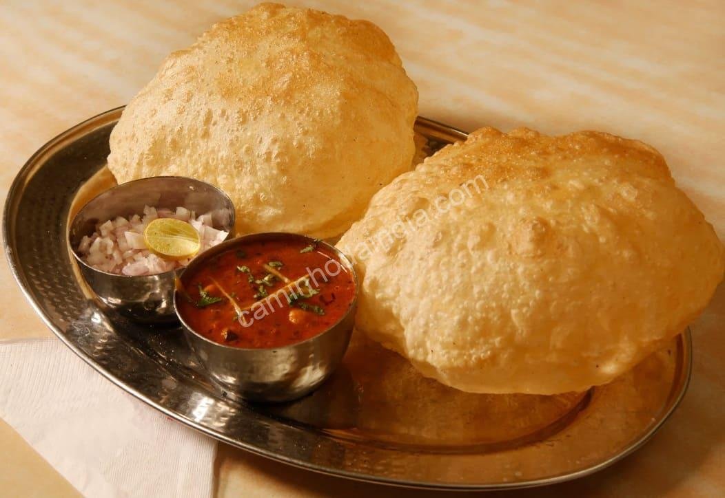 Bhature grande e crocante acompanhado de chole picante e aromático