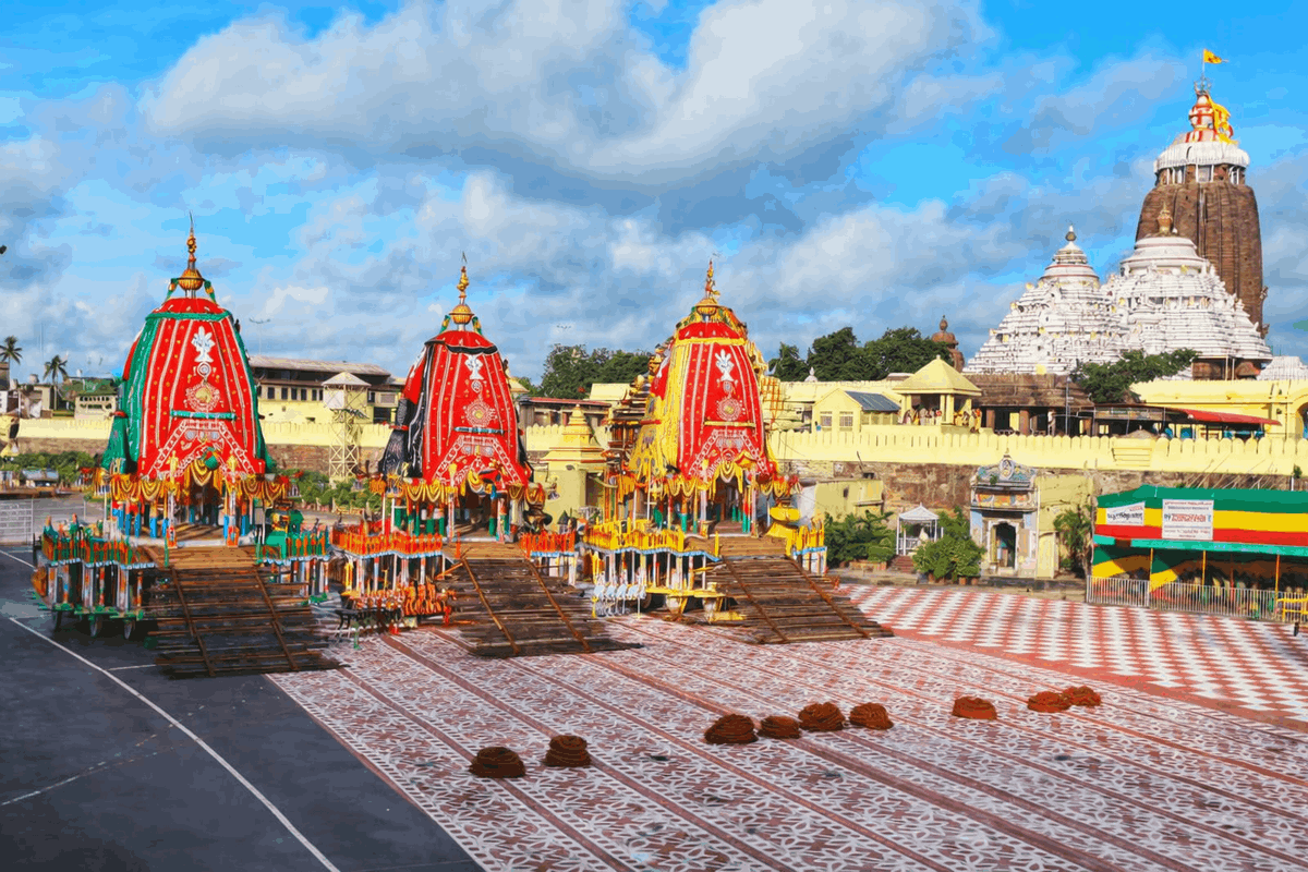 Carruagens da Rath Yatra posicionadas em frente ao Templo de Jagannath, em Puri, antes do início da procissão