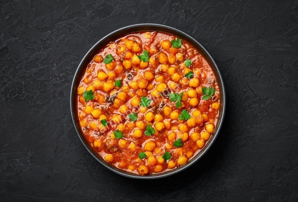 Tigela de chole apimentado, preparado com grão-de-bico e especiarias fortes, servido sem bhature