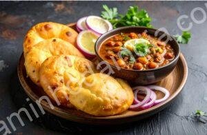 Chole Bhature servido com grão‐de‐bico temperado e pão frito tradicional do Norte da Índia