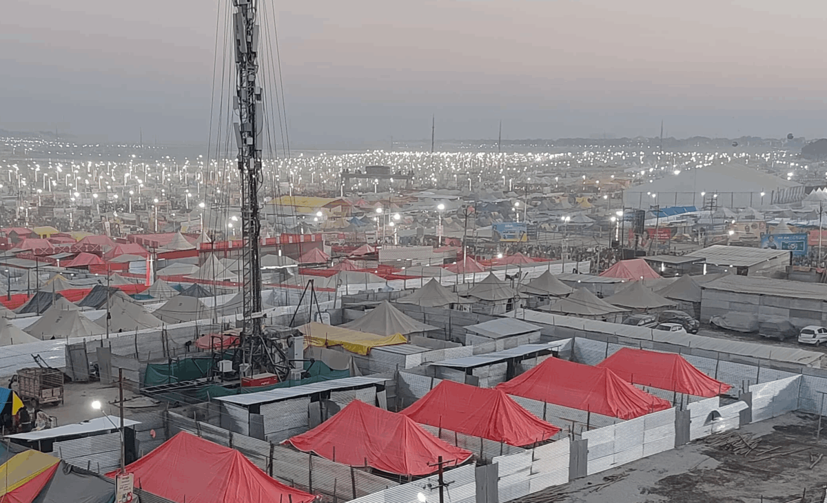 Cidade temporária construída em Prayagraj durante o Kumbh Mela para receber milhões de peregrinos