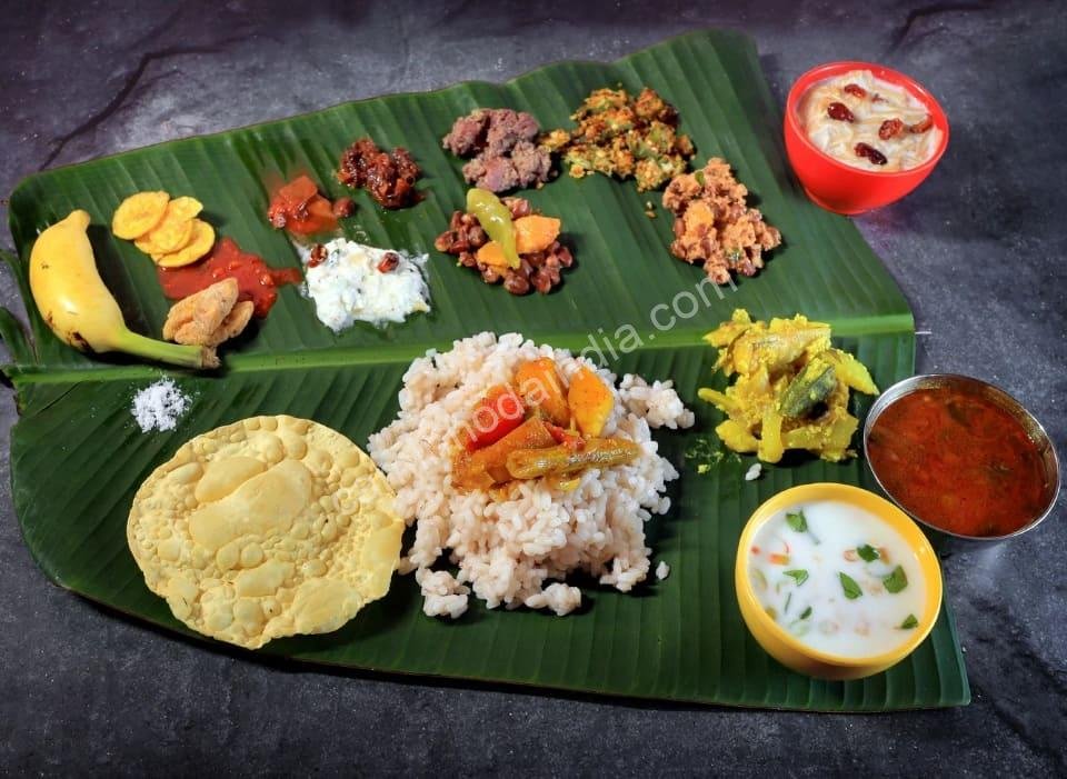 comida-servida-em-folha-de-bananeira Prato tradicional servido em folha de bananeira, representando a hospitalidade e as tradições culturais da Índia