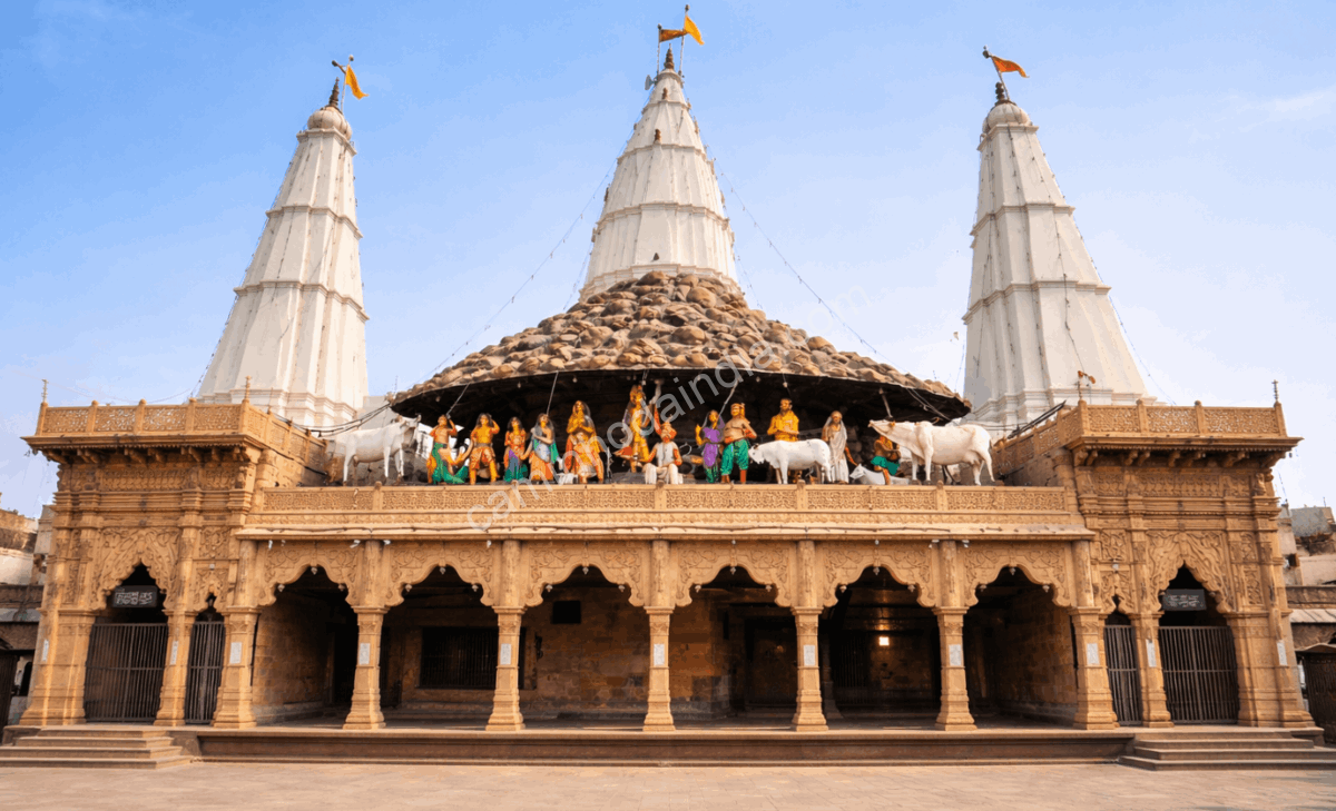 daan-ghati-templo-govardhan-parikrama Templo Daan Ghati em Govardhan, ponto tradicional de início da Govardhan Parikrama