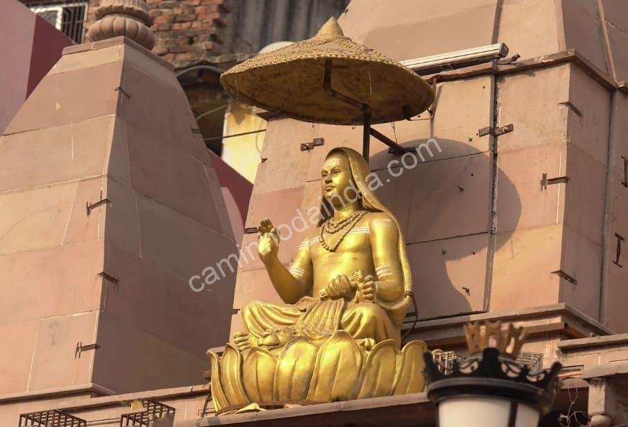 escultura-adi-shankaracharya-himalaias Escultura de Adi Shankaracharya sentado em meditação, com expressão serena e detalhes tradicionais da filosofia vedântica
