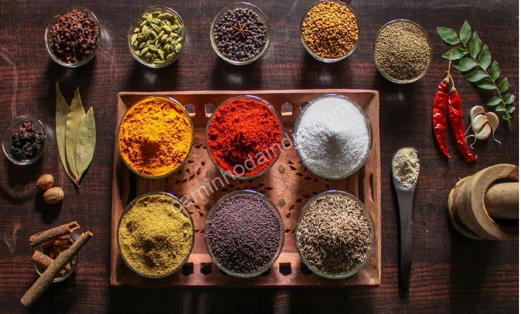 especiarias-organizadas-para-fazer-sambar