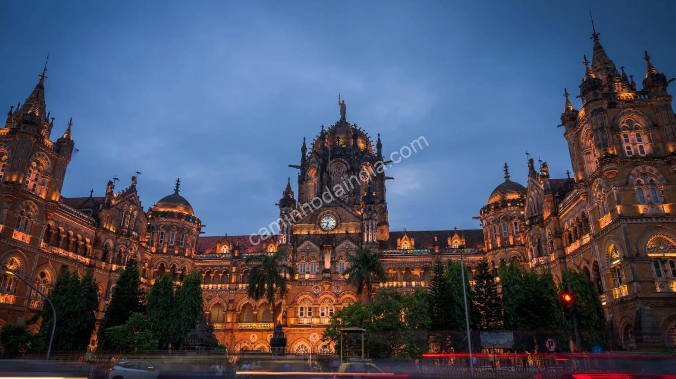 A impressionante estação Chhatrapati Shivaji Maharaj Terminus, em Mumbai, combina arquitetura vitoriana gótica e design indiano, sendo um dos marcos históricos mais reconhecidos da Índia