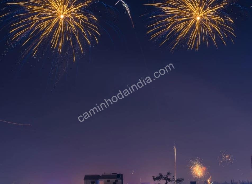 Durante a manhã de Vishu, fogos de artifício são acesos para celebrar o início de um novo ano com alegria e energia positiva