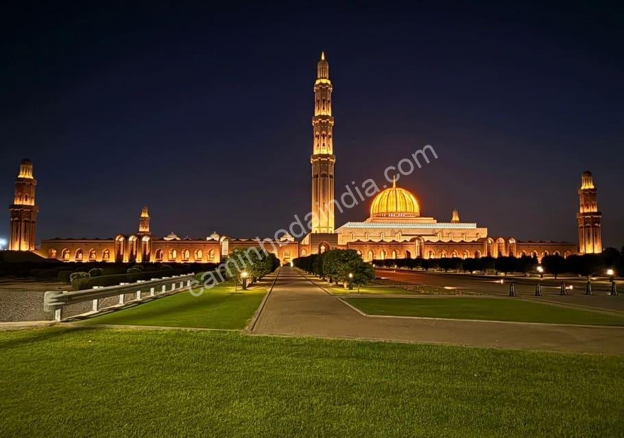 A Grande Mesquita do Sultão Qaboos, em Omã, é uma obra-prima da arquitetura islâmica moderna e um dos marcos mais visitados do país