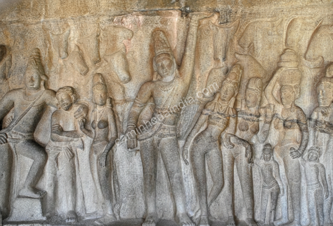 gravuras-pedra-krishna-erguendo-govardhan-mahabalipuram-seculo-vii Gravuras em pedra do século VII d.C. representando Krishna erguendo a colina Govardhan em Mahabalipuram, Tamil Nadu