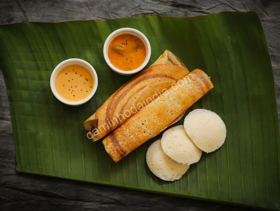 idli-e-dosa-servidos-com-sambar Idli e dosa servidos com sambar — um café da manhã típico e saboroso do sul da Índia