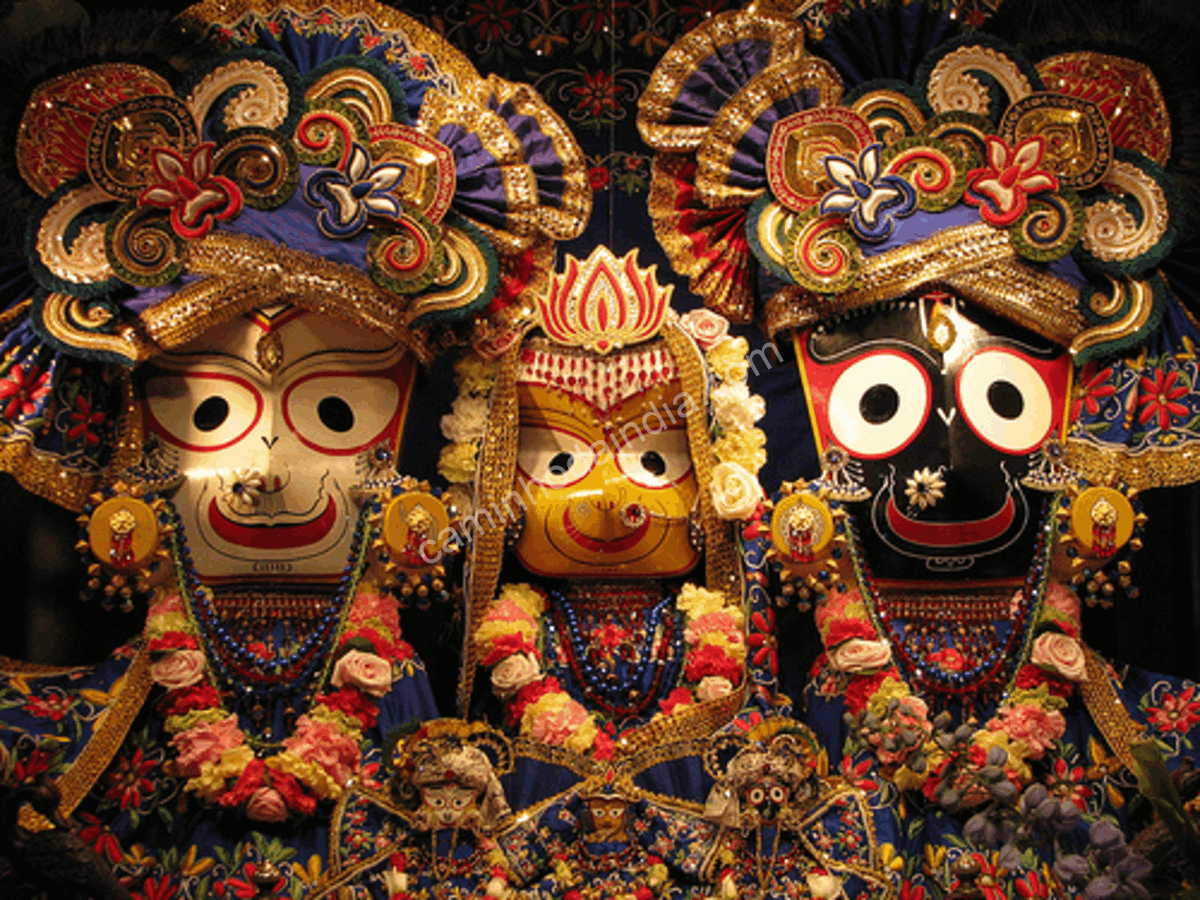 Ídolos de Balabhadra, Subhadra e Jagannath dispostos juntos no Templo de Jagannath, em Puri