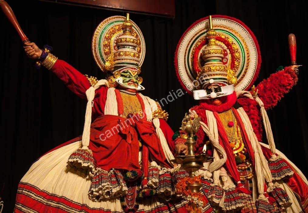 kathakali-arte-tradicional-kerala Dançarino de Kathakali com maquiagem e traje tradicional de Kerala