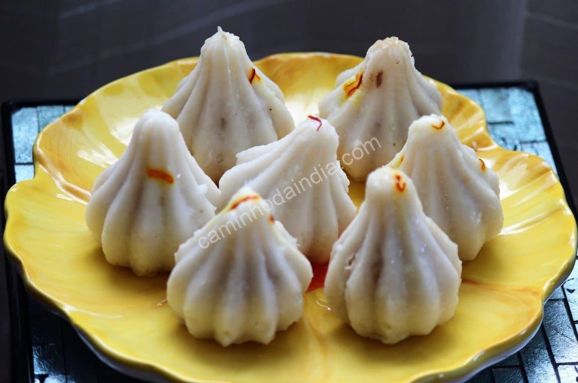 modak-feito-em-casa.jpg Modak feito em casa, preparado de forma tradicional com carinho e sabor autêntico