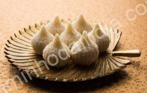 Modak servido em um prato, doce tradicional indiano associado ao Senhor Ganesha