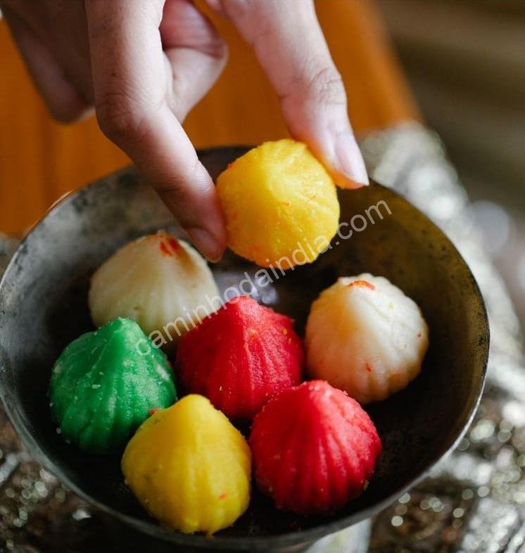 Modaks coloridos servidos em um prato