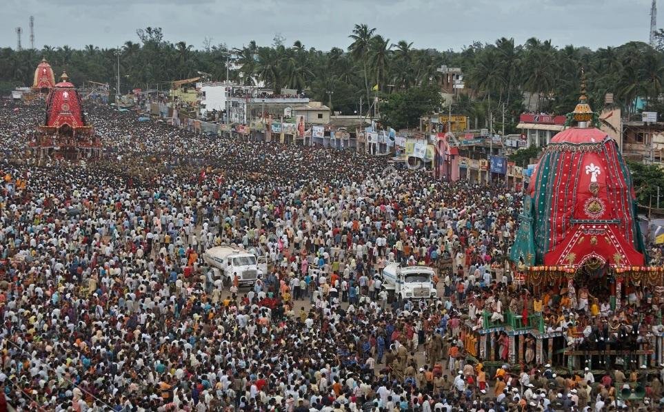 Milhares de devotos se reúnem em Puri para puxar as três carruagens de Jagannath, Balabhadra e Subhadra, em um dos maiores festivais da Índia