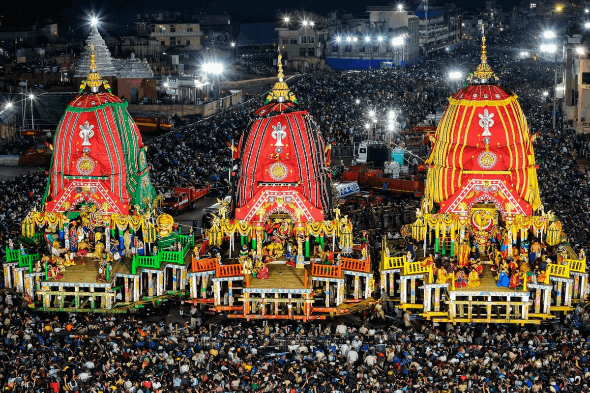 multidao-suna-besha-carruagens-puri Multidão de devotos reunida ao redor das carruagens durante o ritual do Suna Besha em Puri