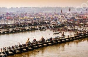Peregrinos caminhando pela ponte flutuante durante o Mahakumbh, um dos maiores eventos espirituais do mundo