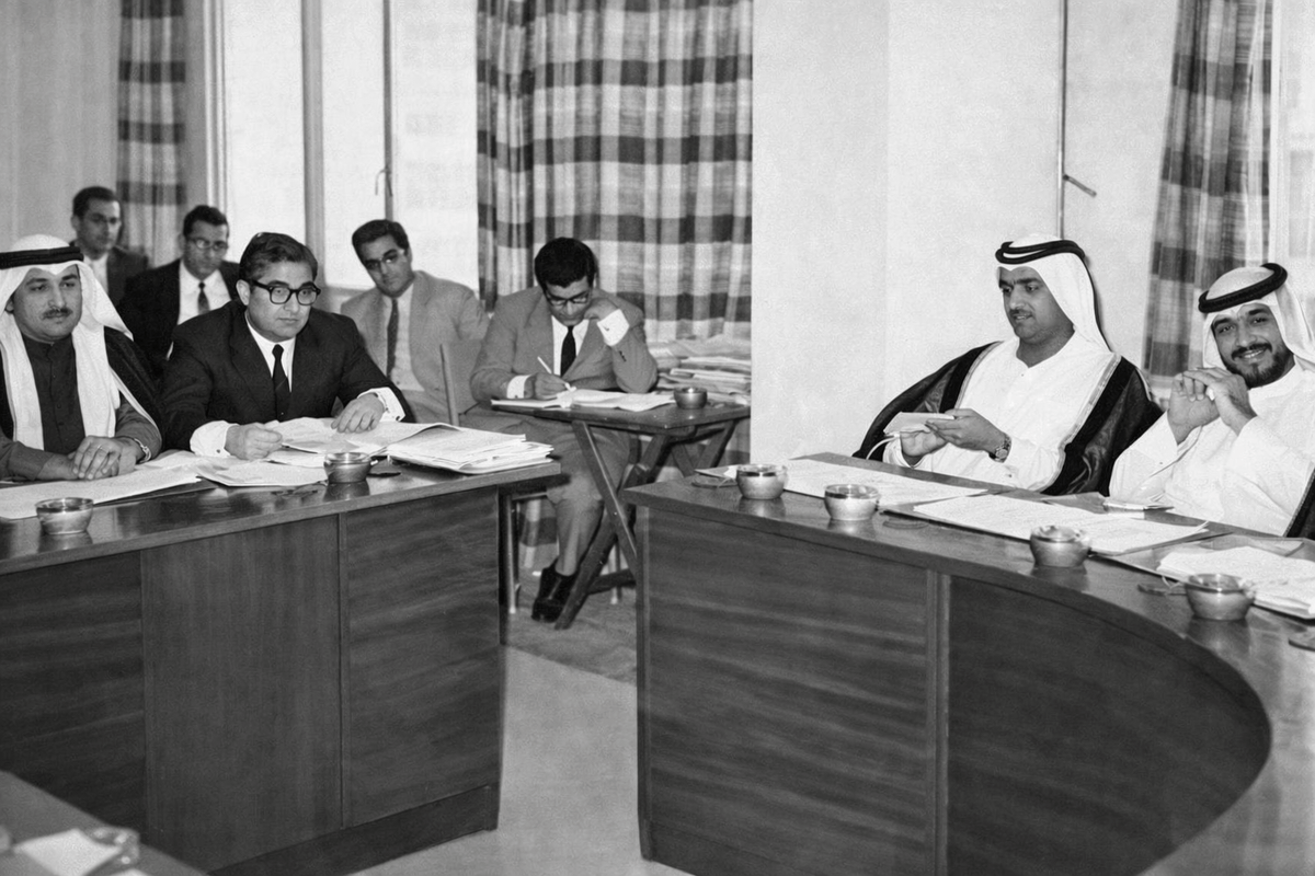 Reunião do Trucial States Council por volta de 1969, com representantes dos xeicados e assessores jurídicos em encontro preparatório para a formação da federação