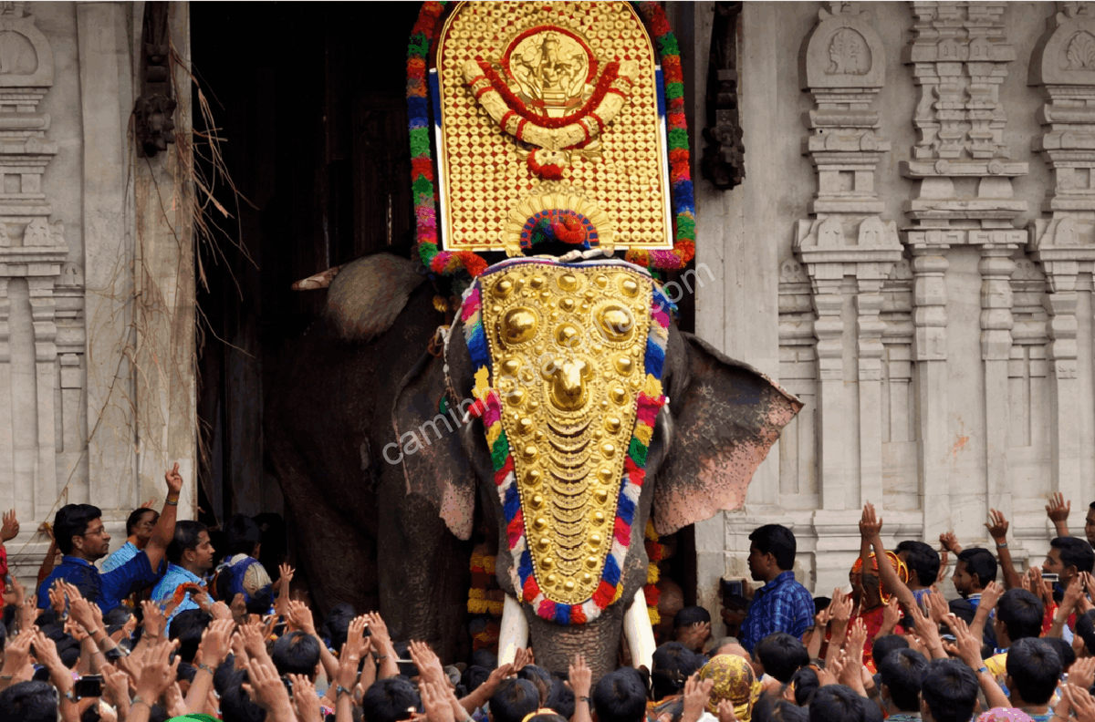 Ritual de Poora Vilambharam que marca o início do Thrissur Pooram