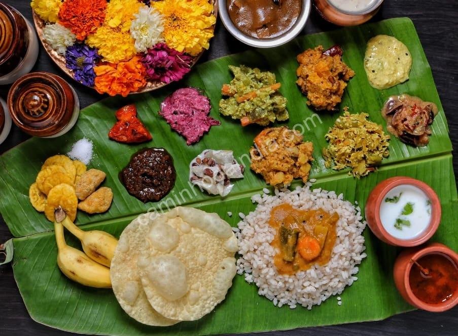 sadya-em-kerala-com-sambar-durante-vishu-e-onam Sadya em Kerala com sambar — um banquete festivo servido em folhas de bananeira durante Vishu e Onam