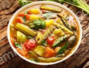 Tigela de sambar quente, prato tradicional do sul da Índia feito com lentilhas e legumes