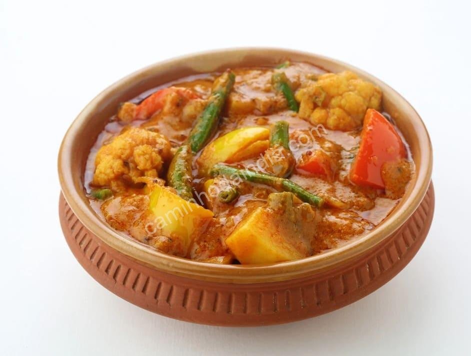 O sambar é um dos pratos mais emblemáticos do sul da Índia sendo tradicionalmente servido como acompanhamento de idli e dosa