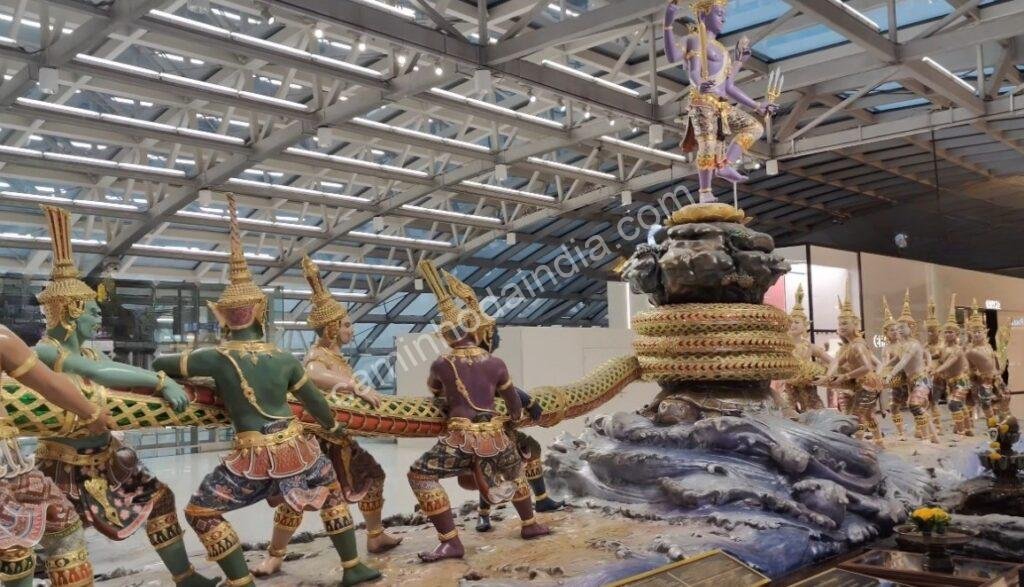 Representação do Samudra Manthan no Aeroporto Suvarnabhumi, Tailândia