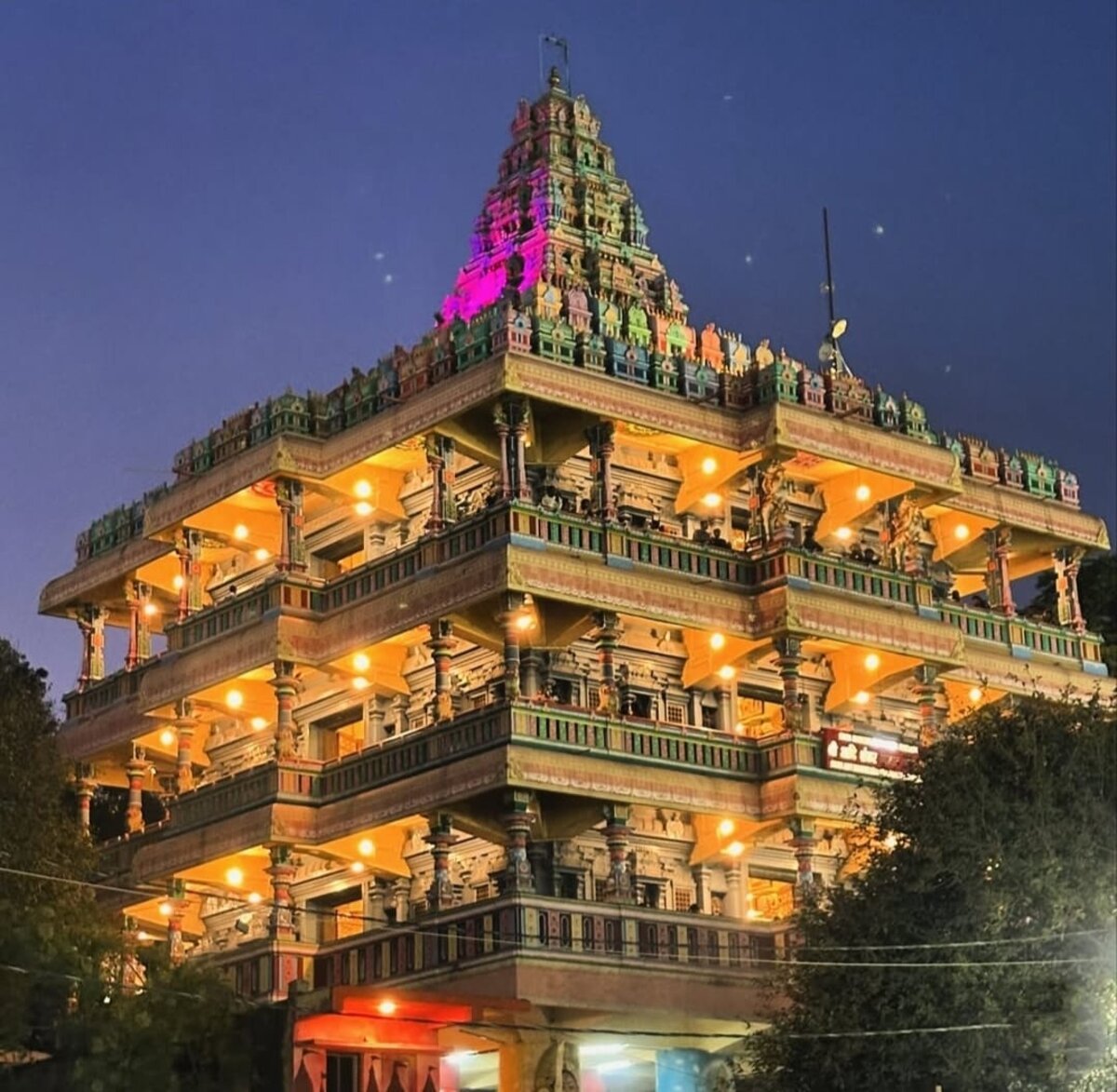 shankar-mandap-triveni-sangam-prayagraj Shankar Mandap no Triveni Sangam, em Prayagraj, o único templo da cidade construído no estilo dravidiano do sul da Índia. Dedicado ao Senhor Shiva e a Adi Shankaracharya, abriga santuários de várias divindades, além de entalhes detalhados e pinturas inspiradas no Ramayana.